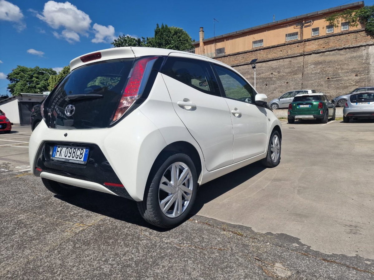 Toyota Aygo 1.0 VVT-i 69 CV 5 porte x-cite (2)