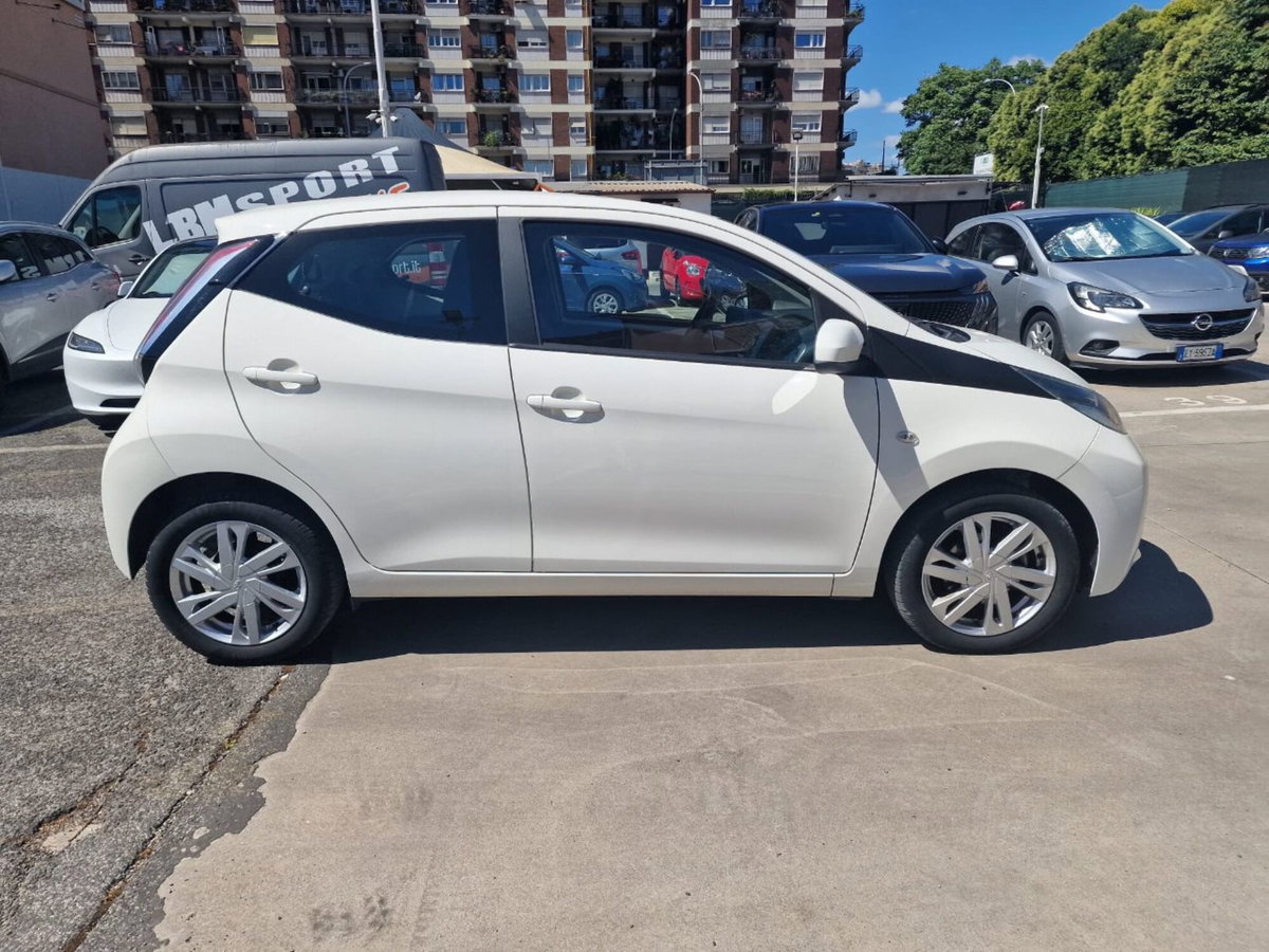 Toyota Aygo 1.0 VVT-i 69 CV 5 porte x-cite (9)