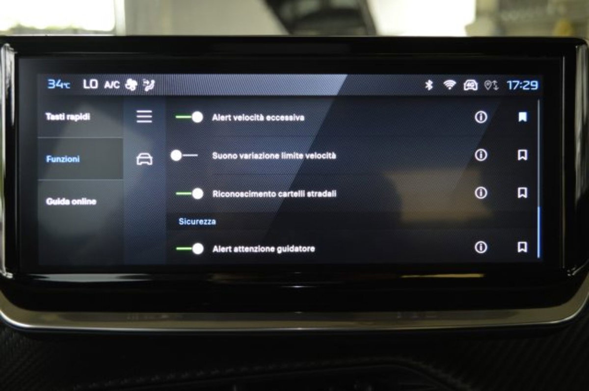 Peugeot 2008 PureTech 100 S&S Allure (18)