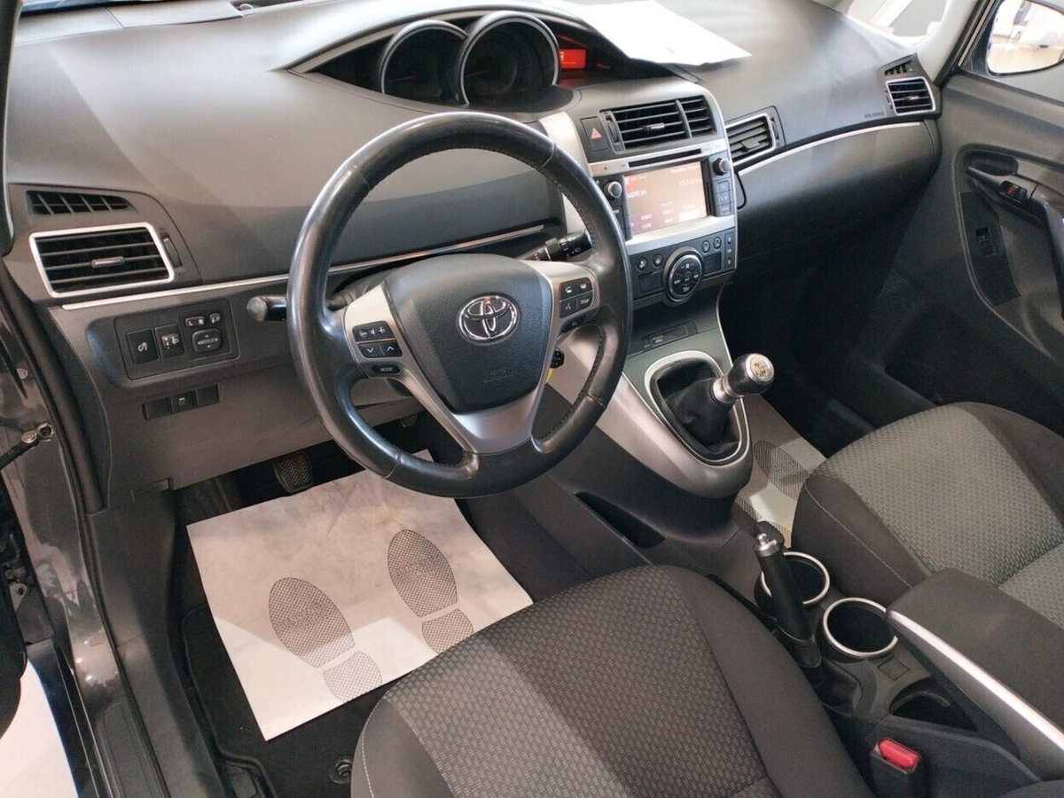 Toyota Verso 2.0 D Active 7 posti (11)
