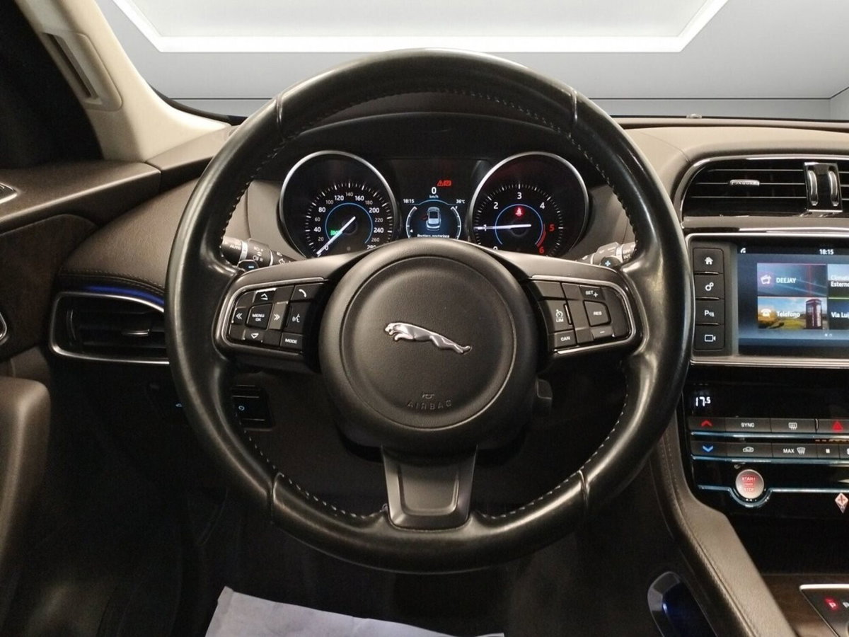 Jaguar F-Pace 2.0 D 180 CV AWD Prestige (13)