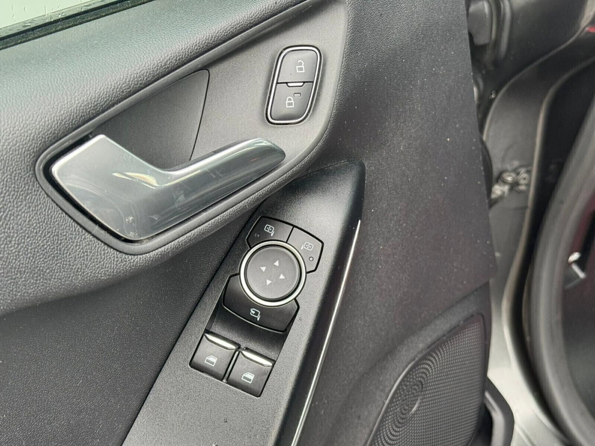 Ford Fiesta 1.5 TDCi 5 porte Vignale (19)