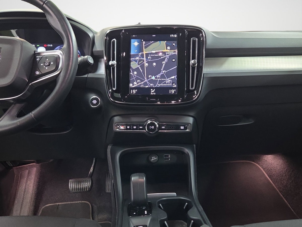 Volvo XC40 T3 Geartronic Momentum Pro (17)