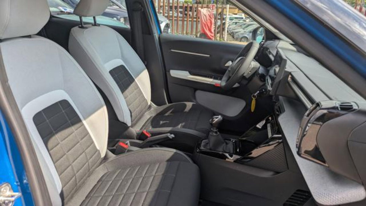 Citroen C3 1.2 puretech turbo Business 100cv s&s (16)