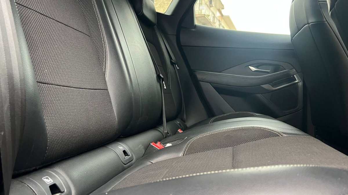 Jaguar E-Pace 2.0D 150 CV AWD aut. R-Dynamic (10)