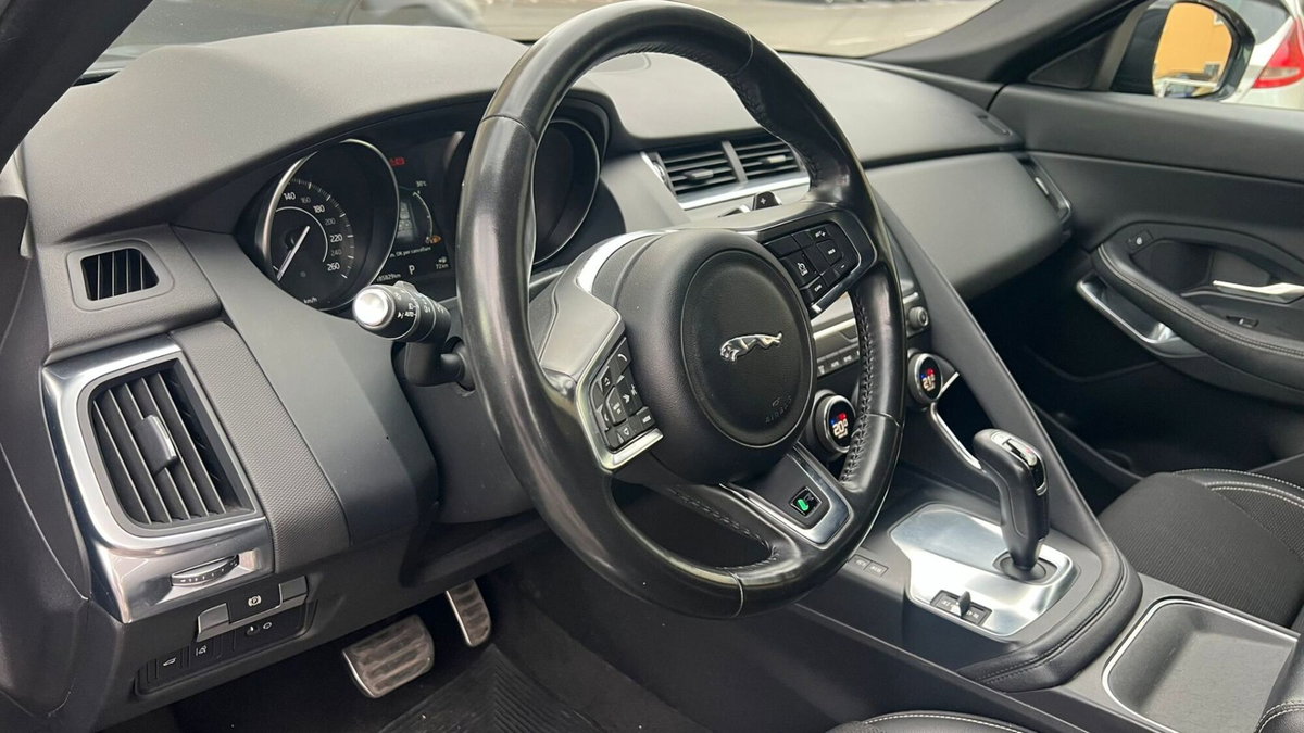 Jaguar E-Pace 2.0D 150 CV AWD aut. R-Dynamic (11)