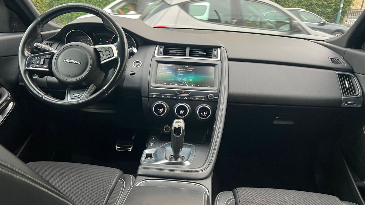 Jaguar E-Pace 2.0D 150 CV AWD aut. R-Dynamic (12)