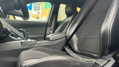 Jaguar E-Pace 2.0D 150 CV AWD aut. R-Dynamic (8)
