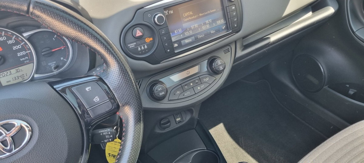 Toyota Yaris 1.D-4D 5 porte Lounge (7)