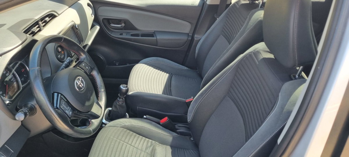 Toyota Yaris 1.D-4D 5 porte Lounge (8)