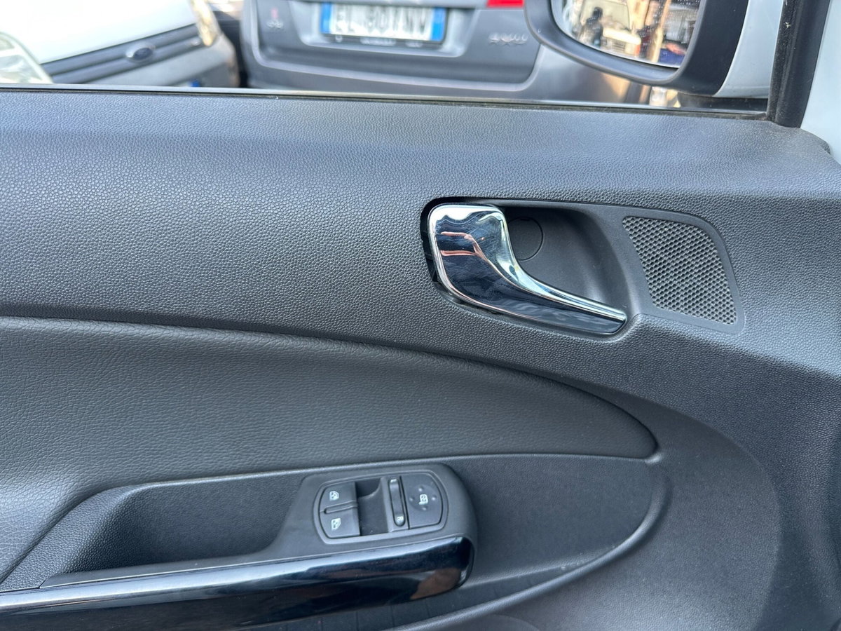 Opel Corsa 1.2 5 porte Elective (17)