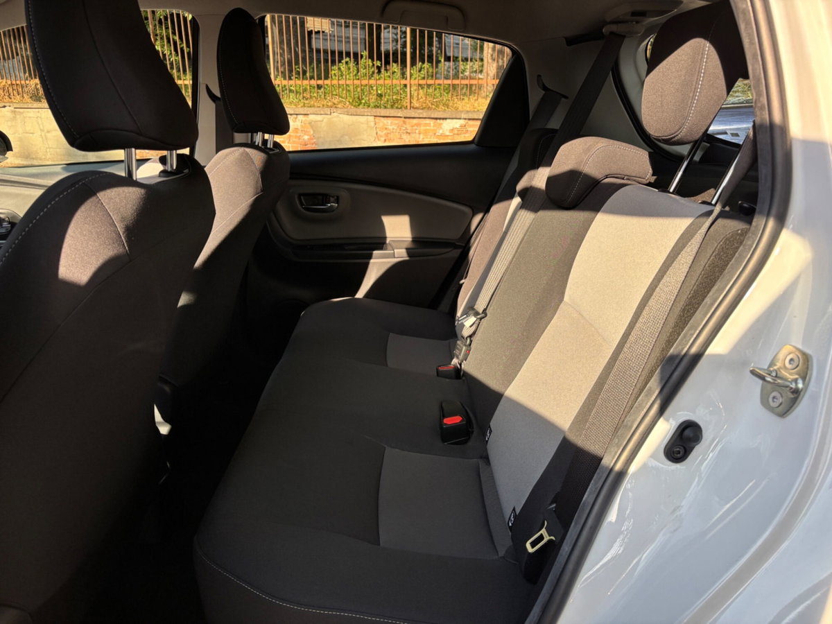 Toyota Yaris 1.0 5 porte Active (11)
