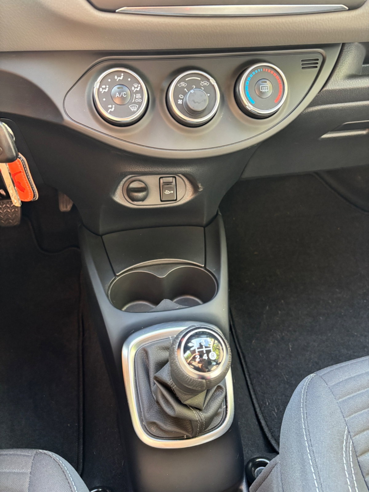 Toyota Yaris 1.0 5 porte Active (16)