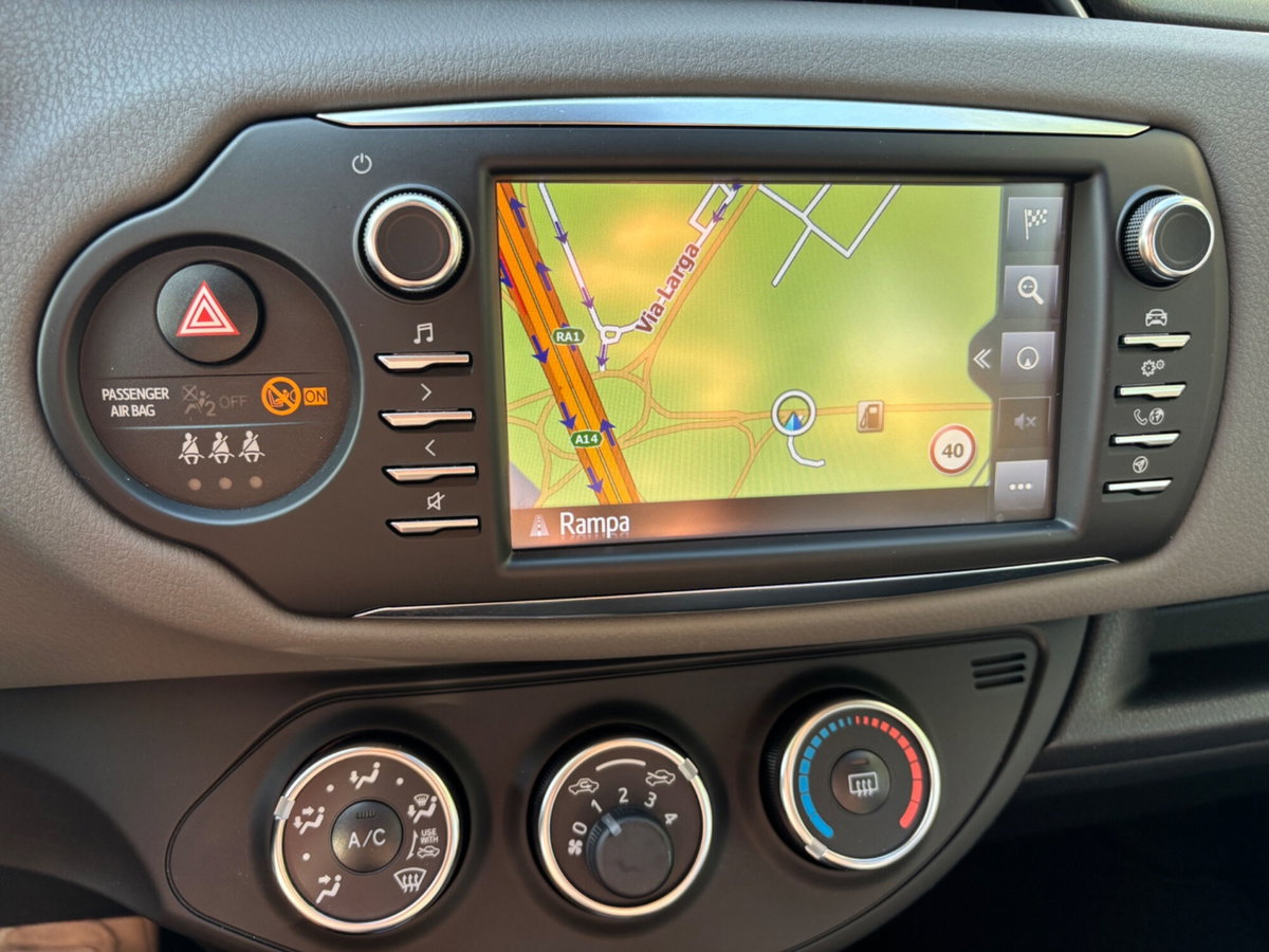 Toyota Yaris 1.0 5 porte Active (18)
