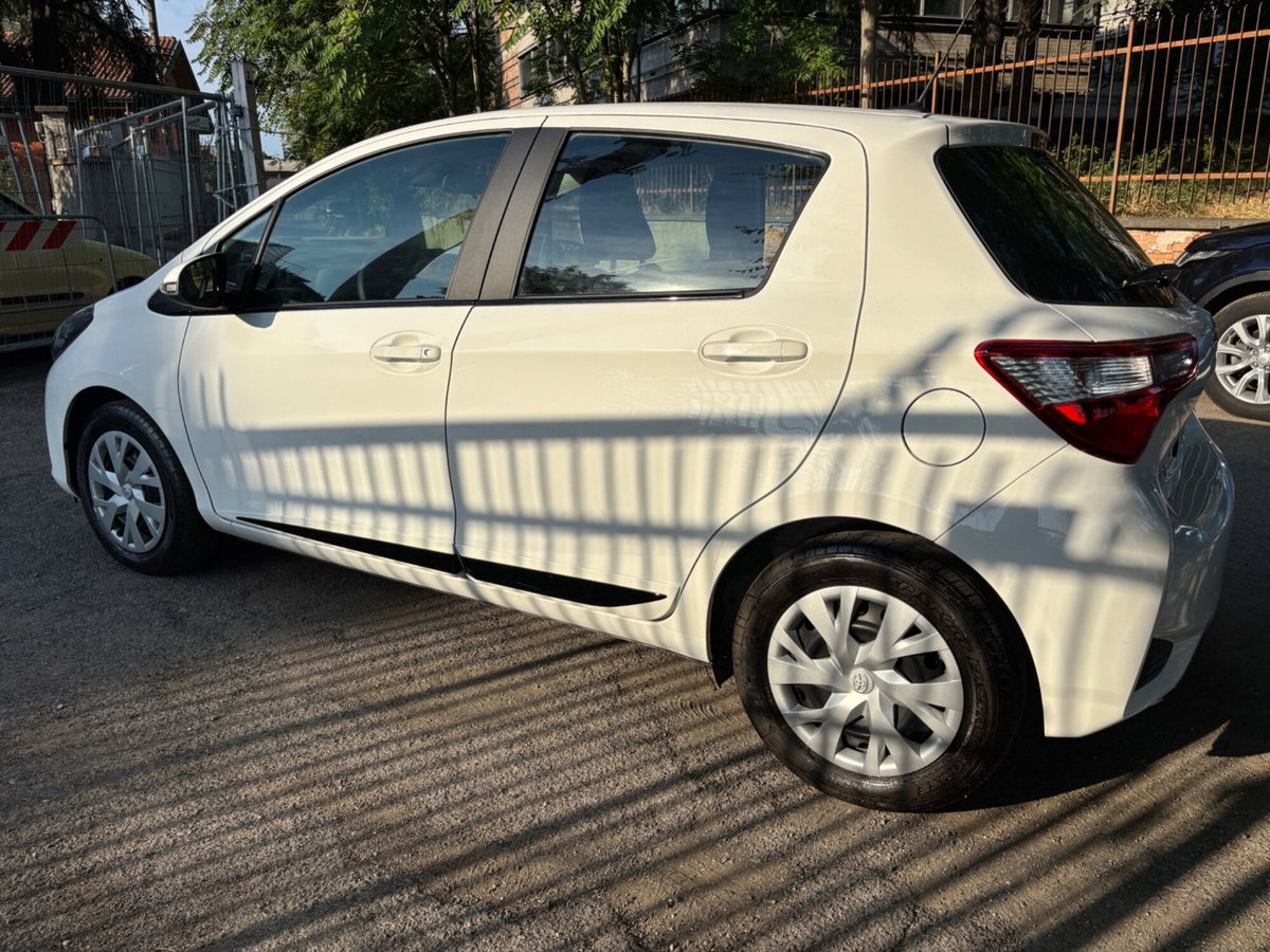 Toyota Yaris 1.0 5 porte Active (7)