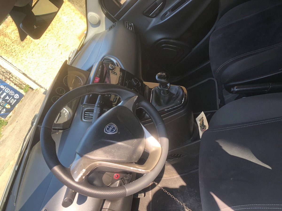 Lancia Ypsilon 1.2 69 CV 5 porte GPL Ecochic Silver (11)