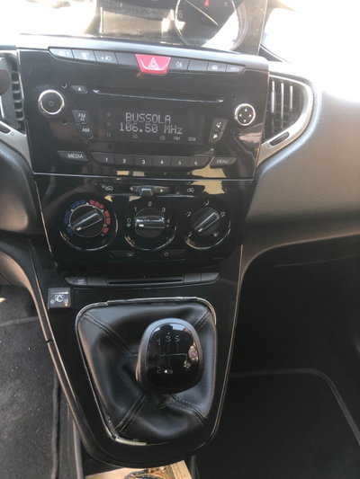 Lancia Ypsilon 1.2 69 CV 5 porte GPL Ecochic Silver (15)