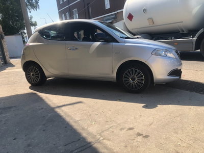 Lancia Ypsilon 1.2 69 CV 5 porte GPL Ecochic Silver (2)