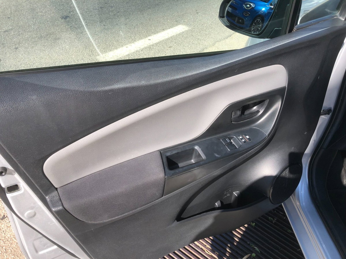 Toyota Yaris 1.5 Hybrid 5 porte Cool (17)