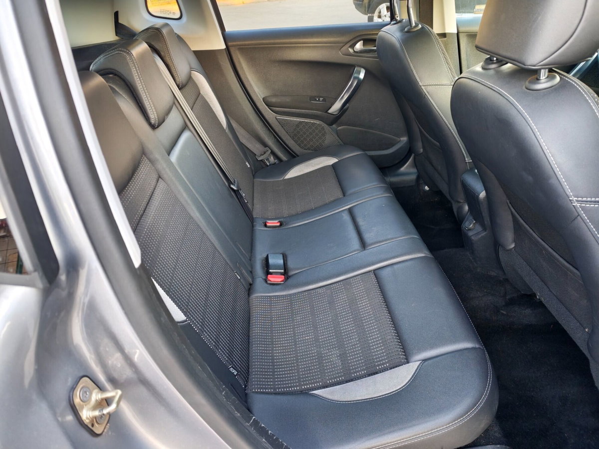 Peugeot 2008 e-HDi 115 CV Stop&Start Allure (11)