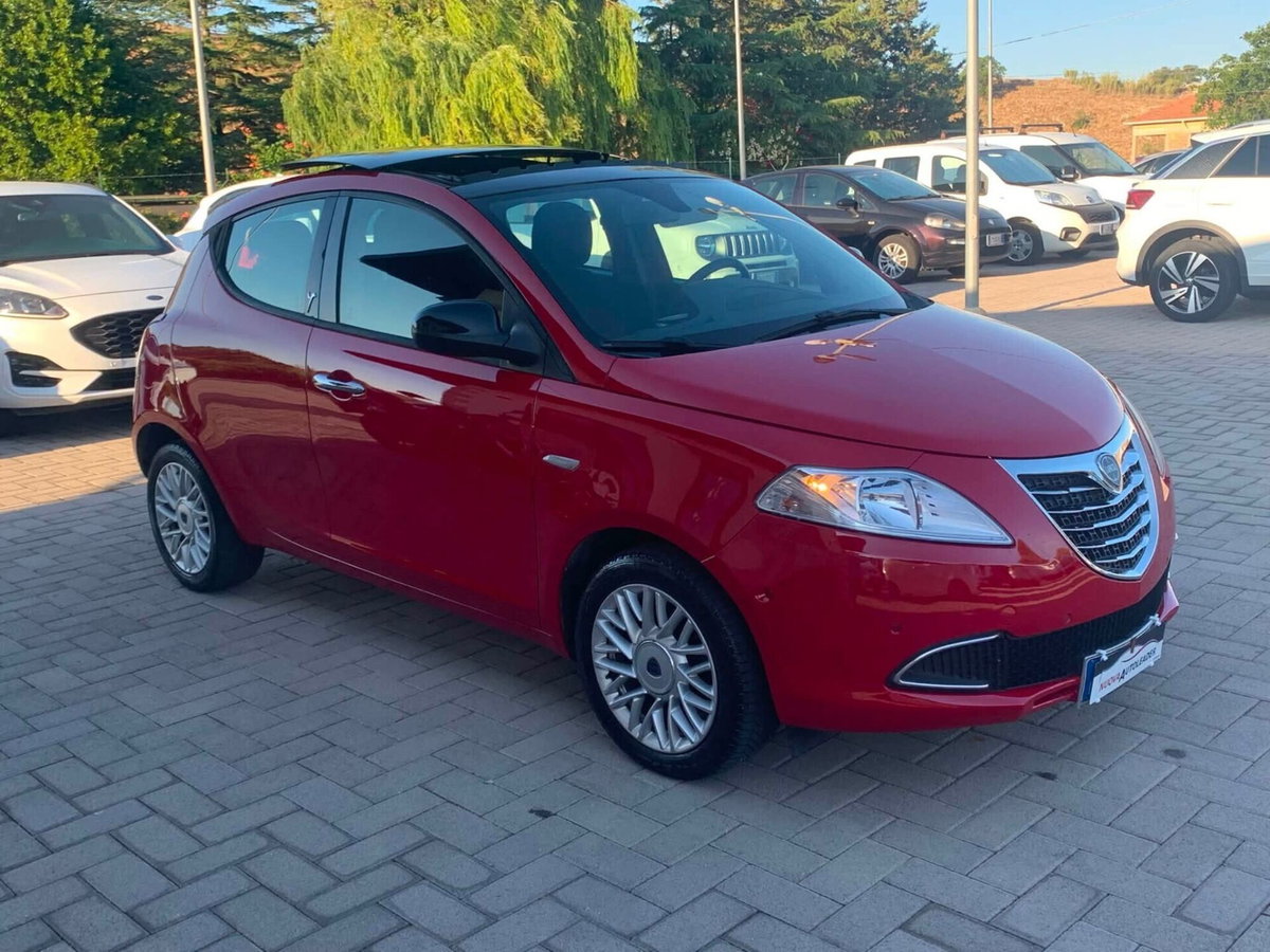 Lancia Ypsilon 1.2 69 CV 5 porte Platinum (2)