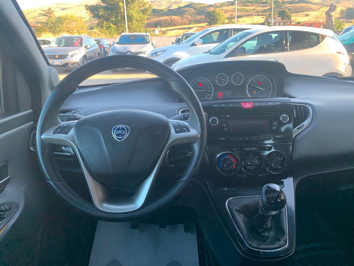 Lancia Ypsilon 1.2 69 CV 5 porte Platinum (7)