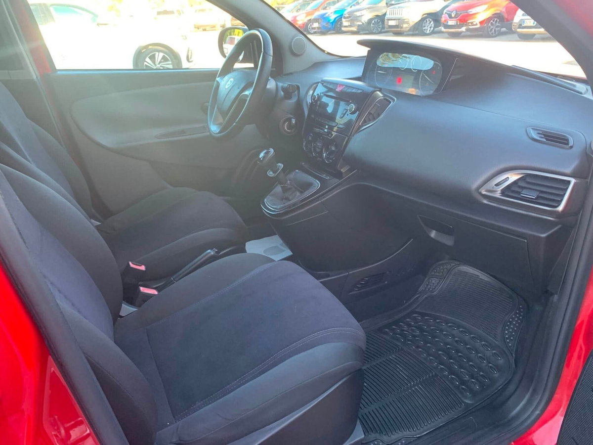 Lancia Ypsilon 1.2 69 CV 5 porte Platinum (9)