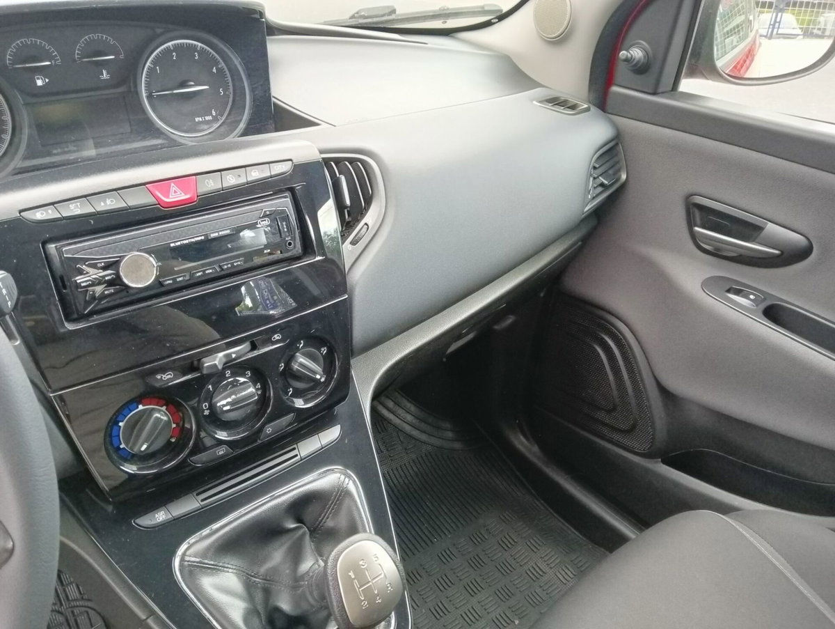 Lancia Ypsilon 1.3 MJT 16V 95 CV 5 porte S&S Silver (10)