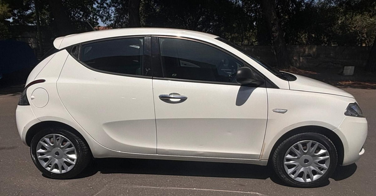 Lancia Ypsilon 1.2 69 CV 5 porte GPL Ecochic Silver (2)