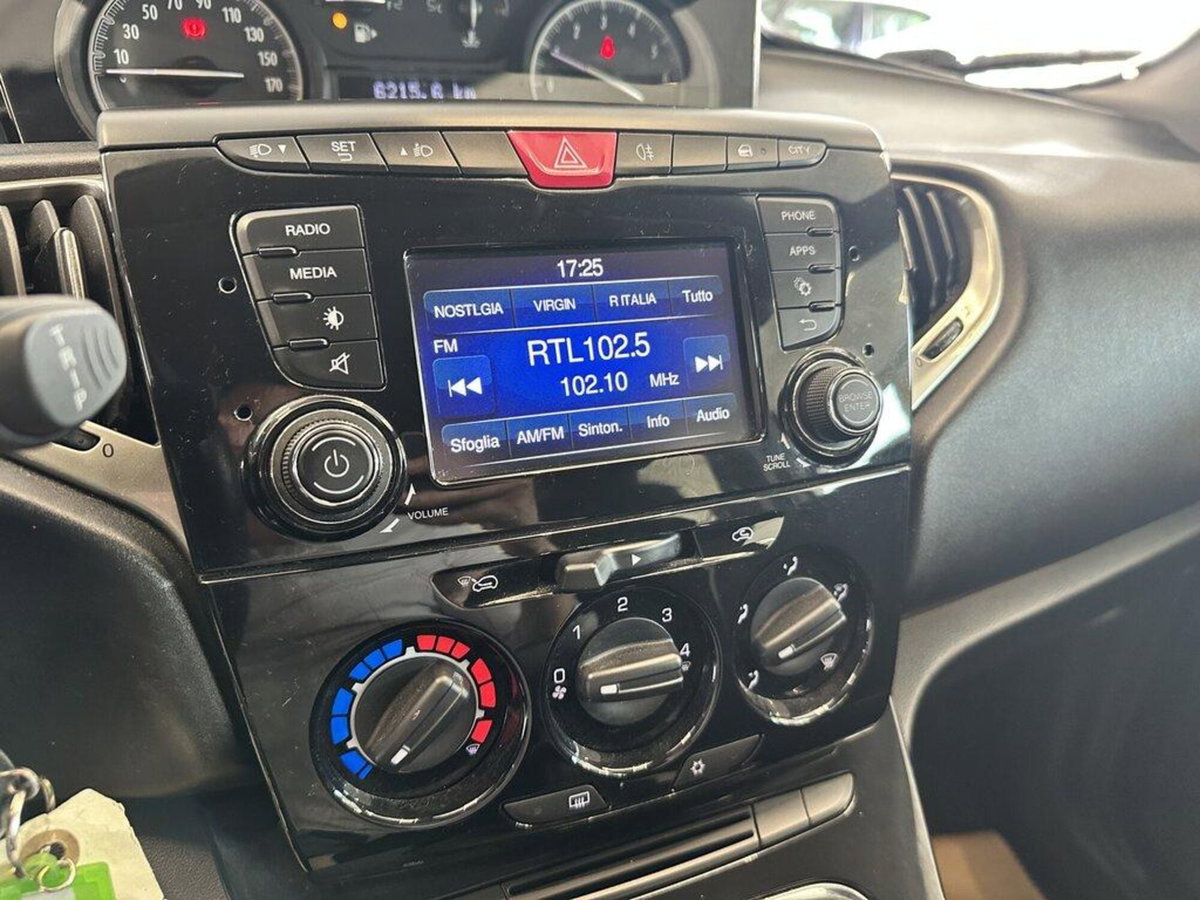 Lancia Ypsilon 1.2 69 CV 5 porte Mya (14)