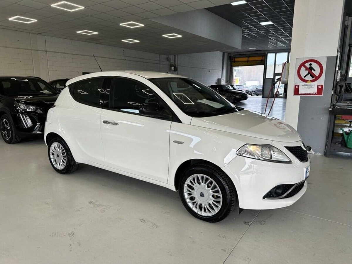 Lancia Ypsilon 1.2 69 CV 5 porte Mya (2)