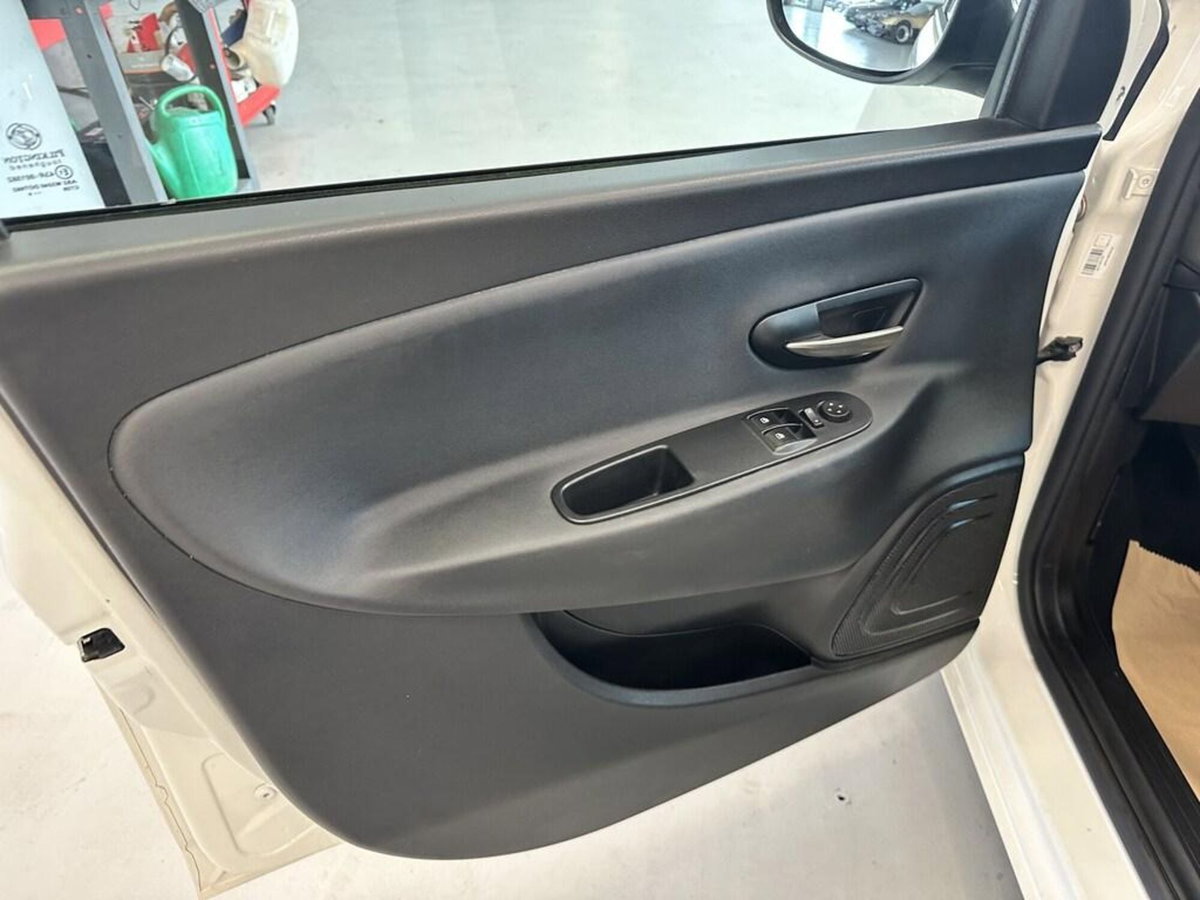Lancia Ypsilon 1.2 69 CV 5 porte Mya (7)