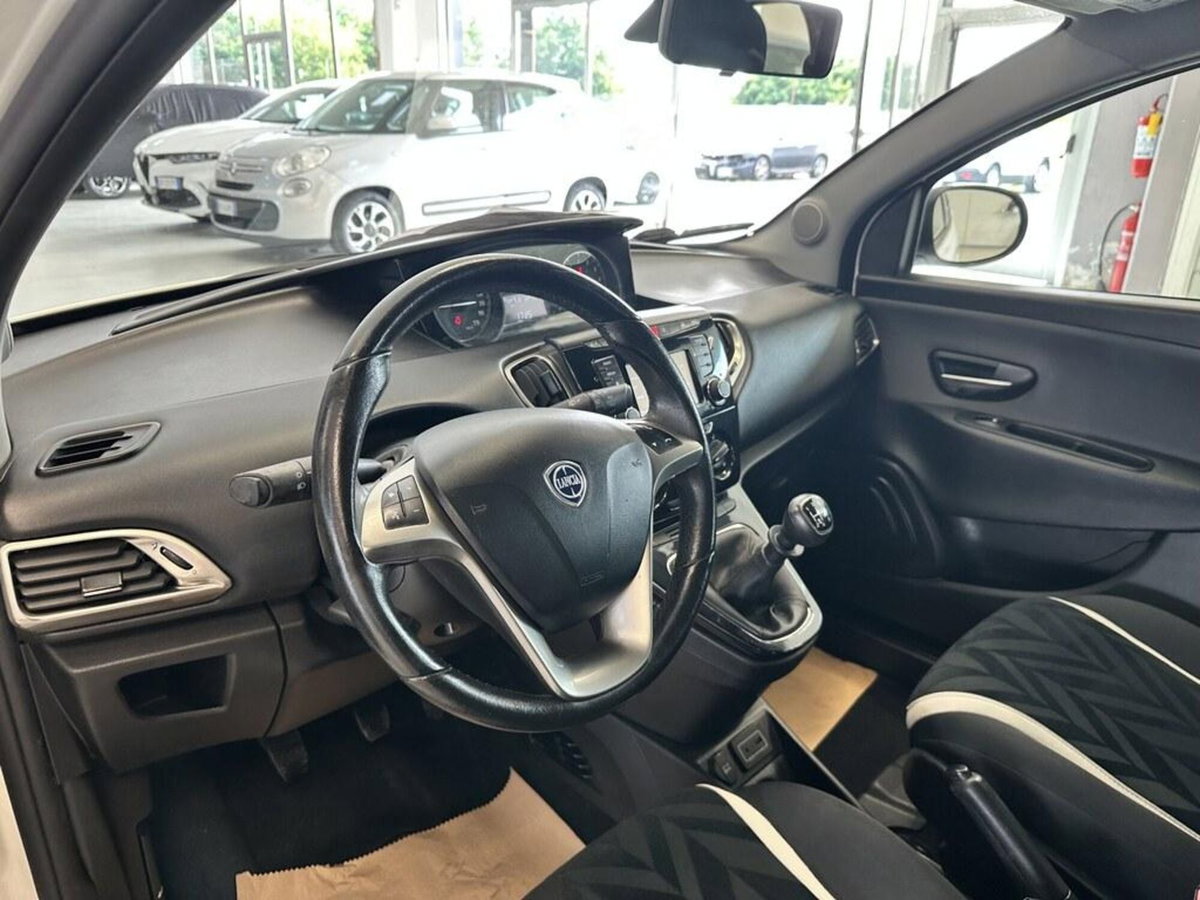 Lancia Ypsilon 1.2 69 CV 5 porte Mya (8)