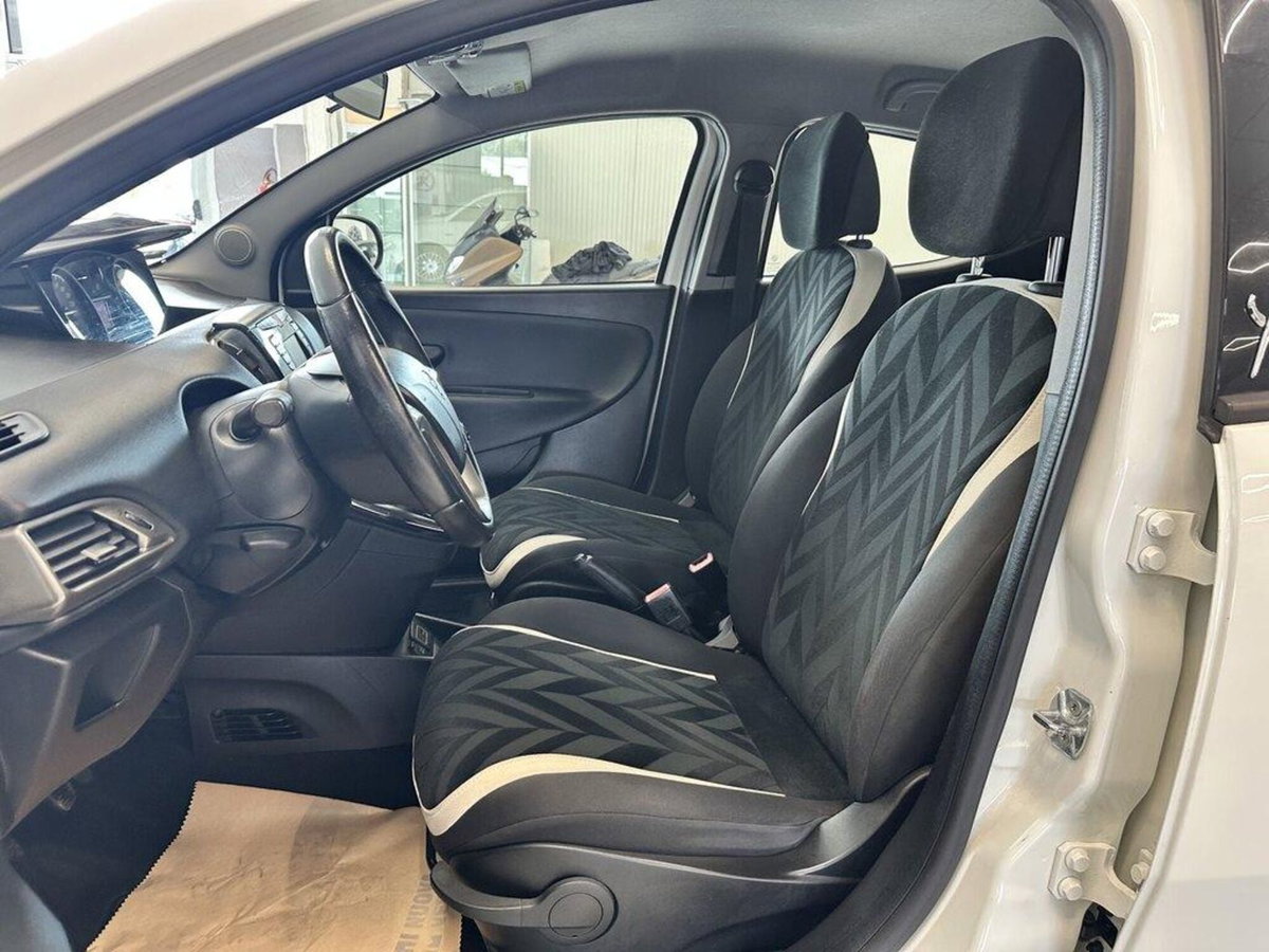 Lancia Ypsilon 1.2 69 CV 5 porte Mya (9)