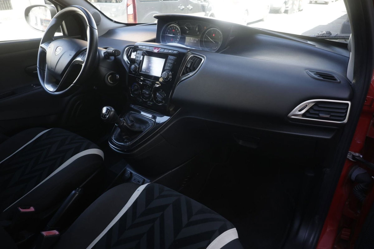 Lancia Ypsilon 1.3 MJT 16V 95 CV 5 porte S&S Platinum (8)