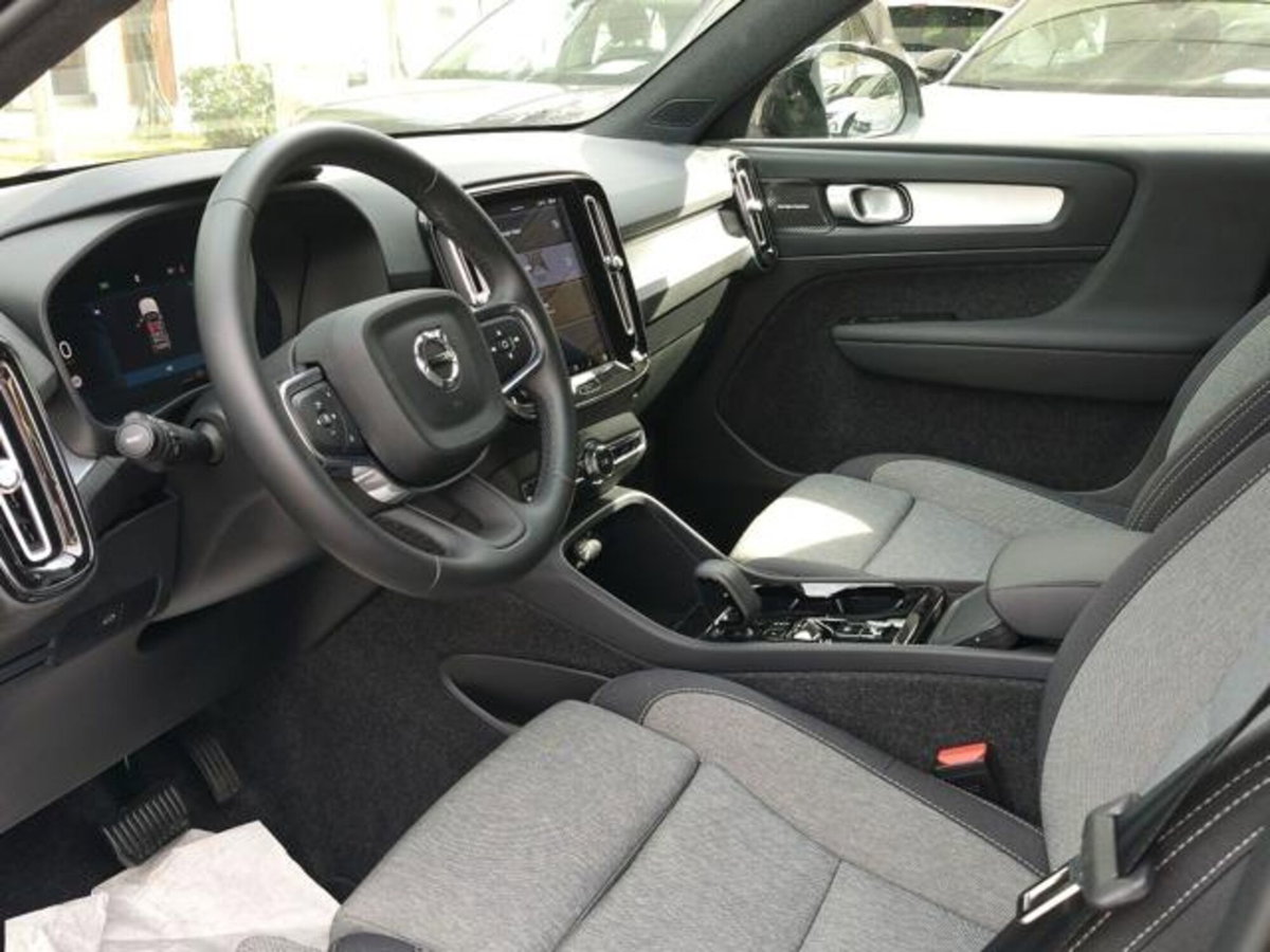 Volvo XC40 2.0 b4 Plus Black Edition auto (12)