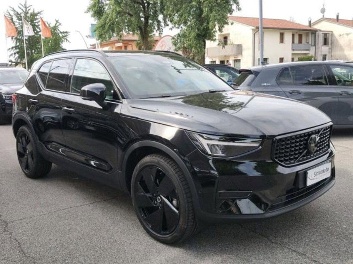 Volvo XC40 2.0 b4 Plus Black Edition auto (3)