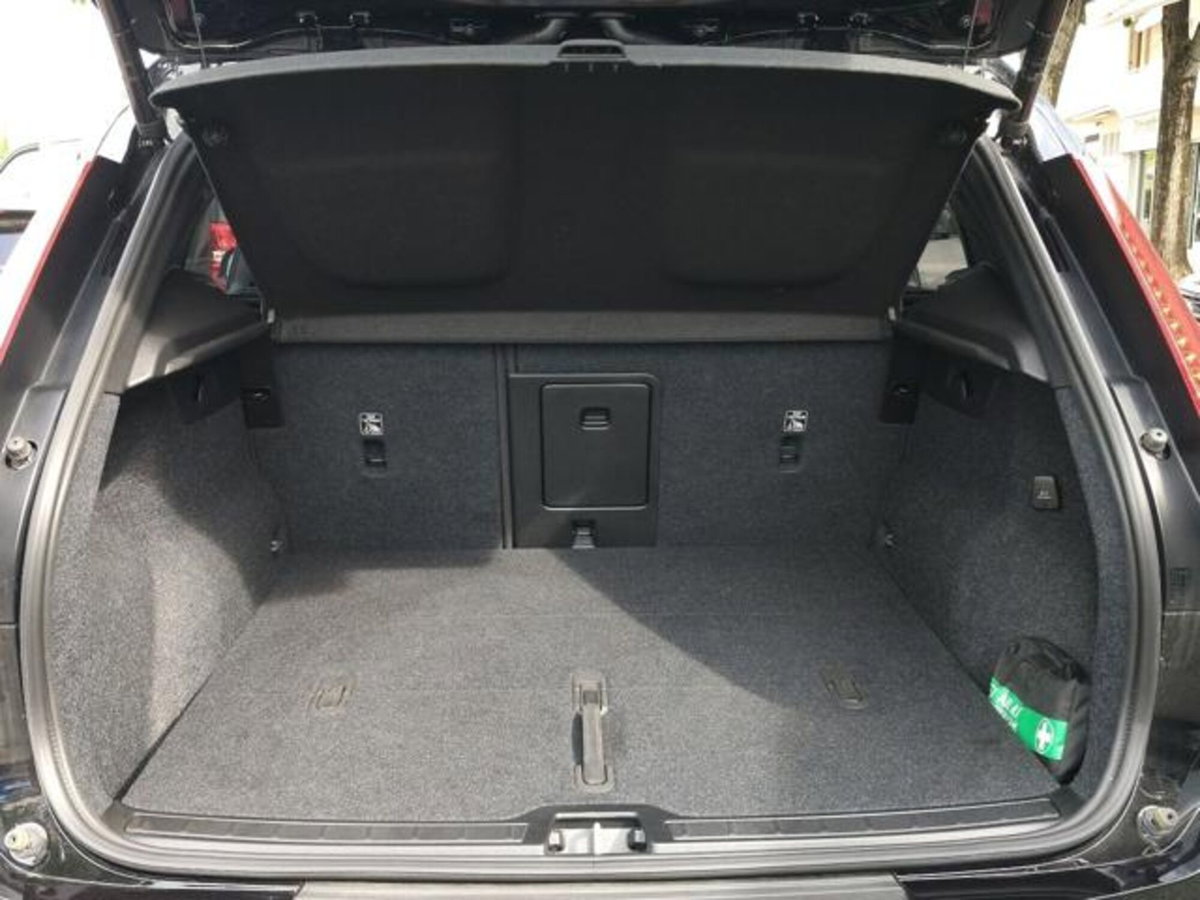 Volvo XC40 2.0 b4 Plus Black Edition auto (7)
