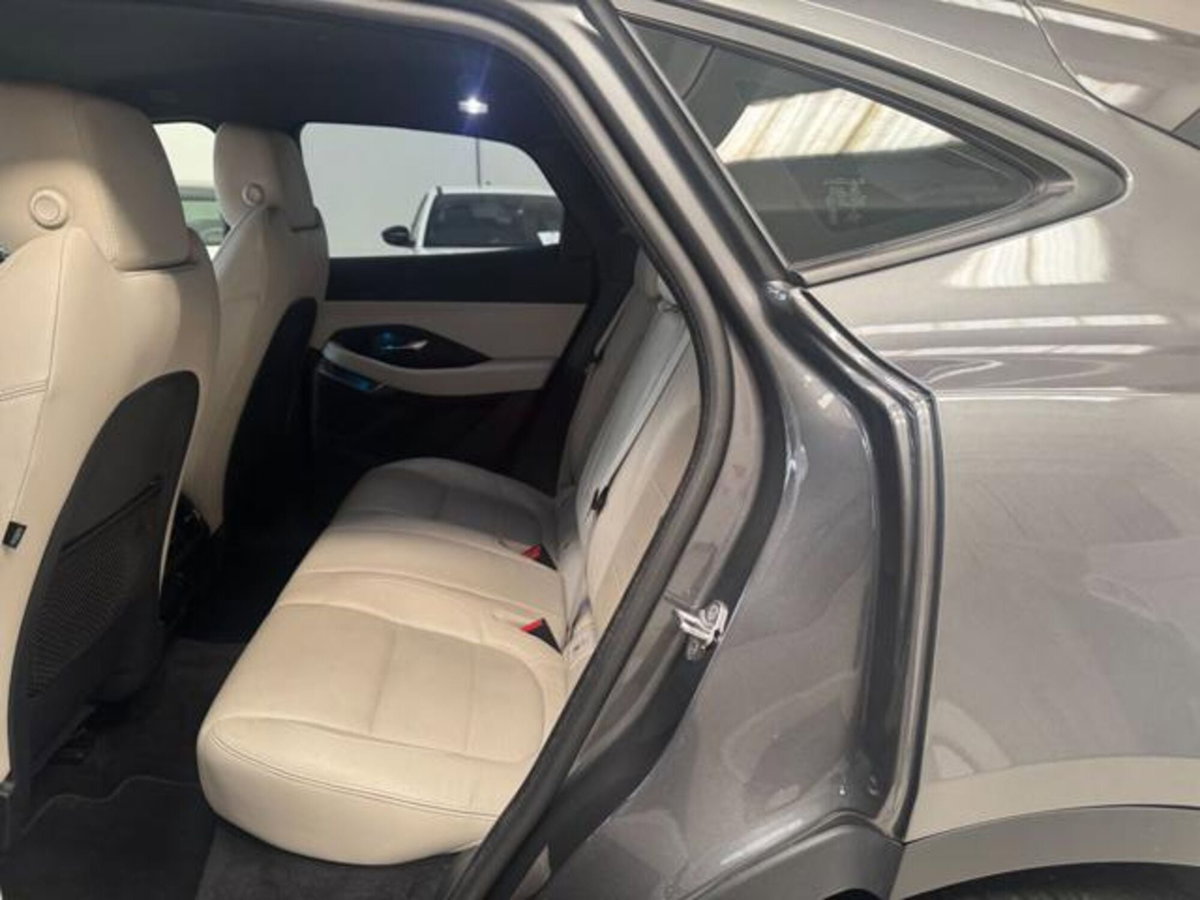 Jaguar E-Pace 2.0D 150 CV AWD aut. R-Dynamic S (9)