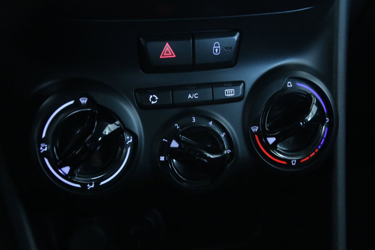 Peugeot 208 75 5 porte Active (14)