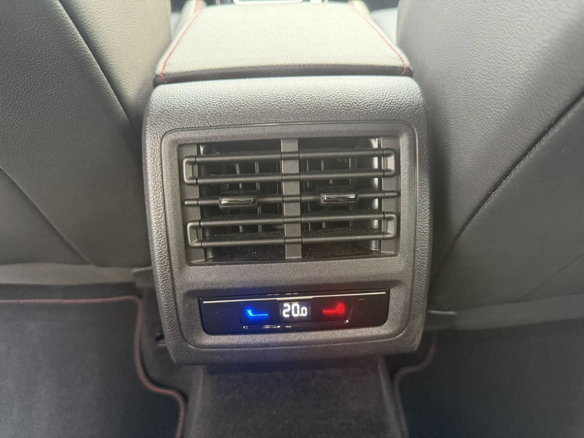Volkswagen Golf 2.0 TSI GTI DSG (15)