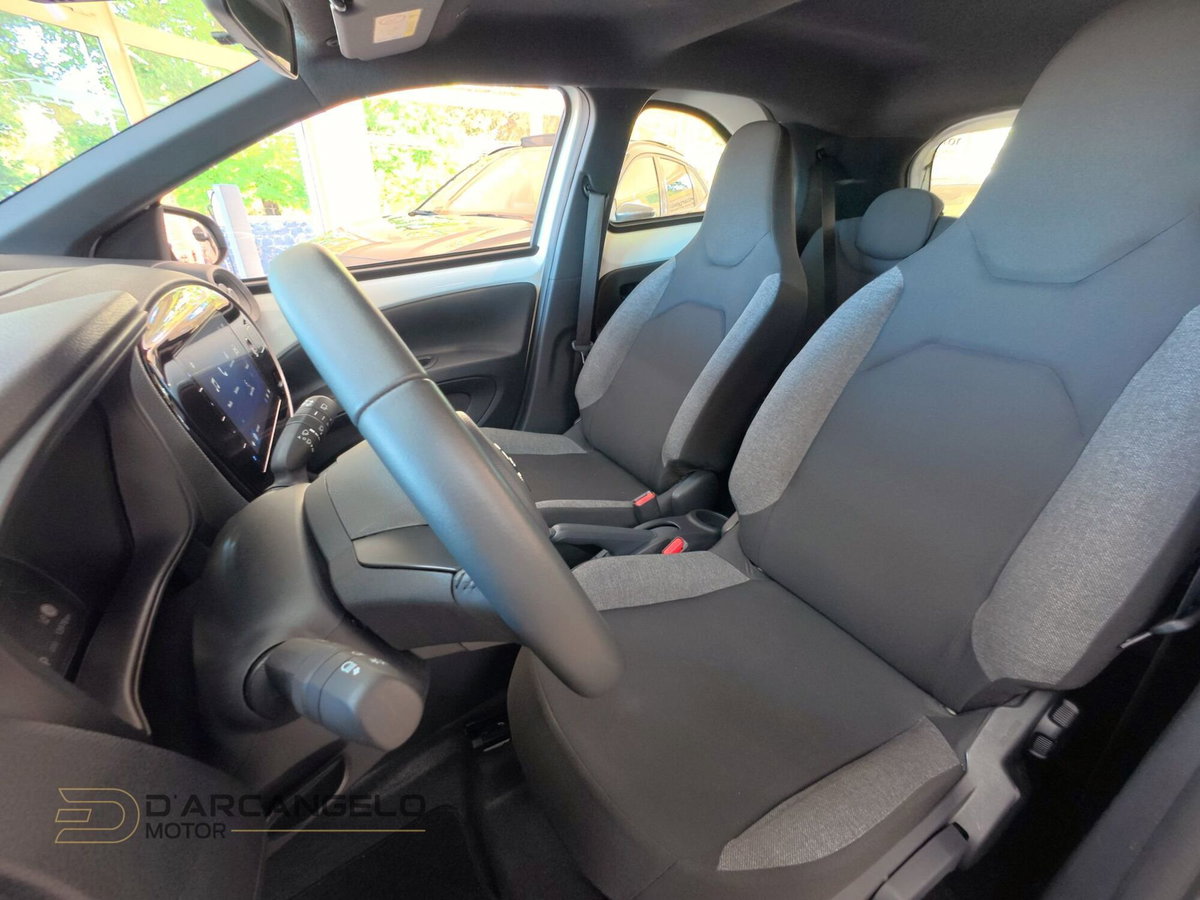 Toyota Aygo X 1.0 VVT-i 72 CV 5 porte Limited Air (13)