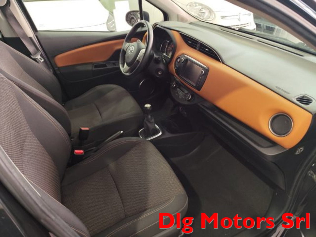 Toyota Yaris 1.0 5 porte Lounge (9)