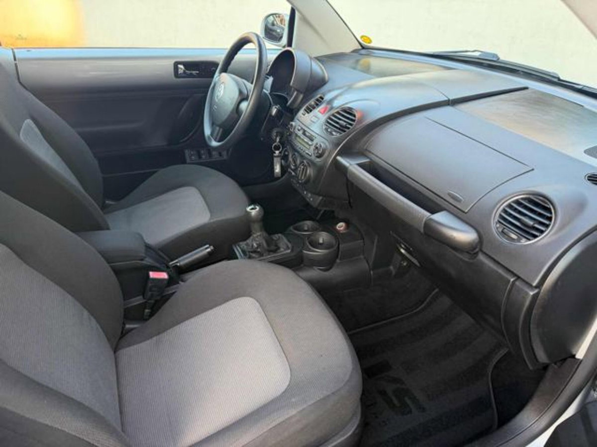 Volkswagen New Beetle Cabrio TDI 105CV (11)