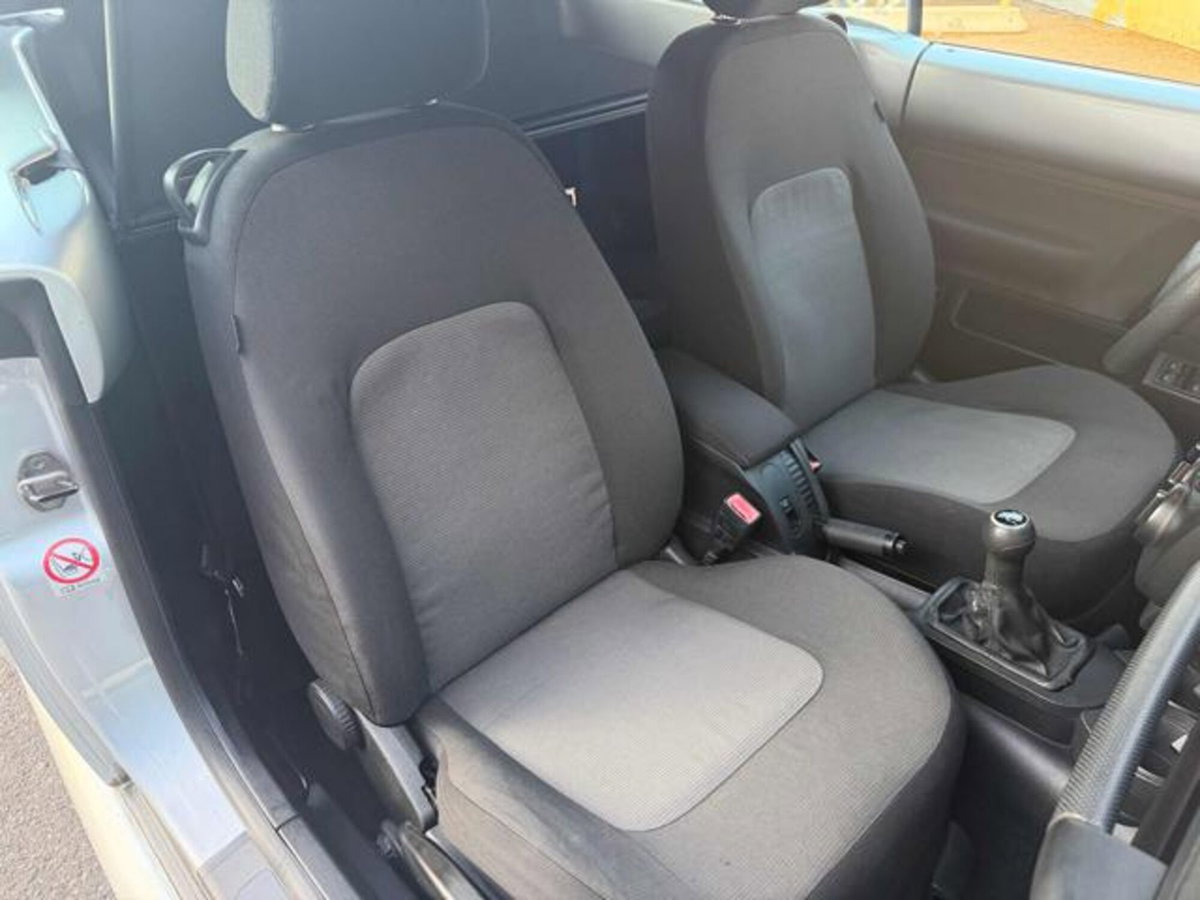 Volkswagen New Beetle Cabrio TDI 105CV (12)