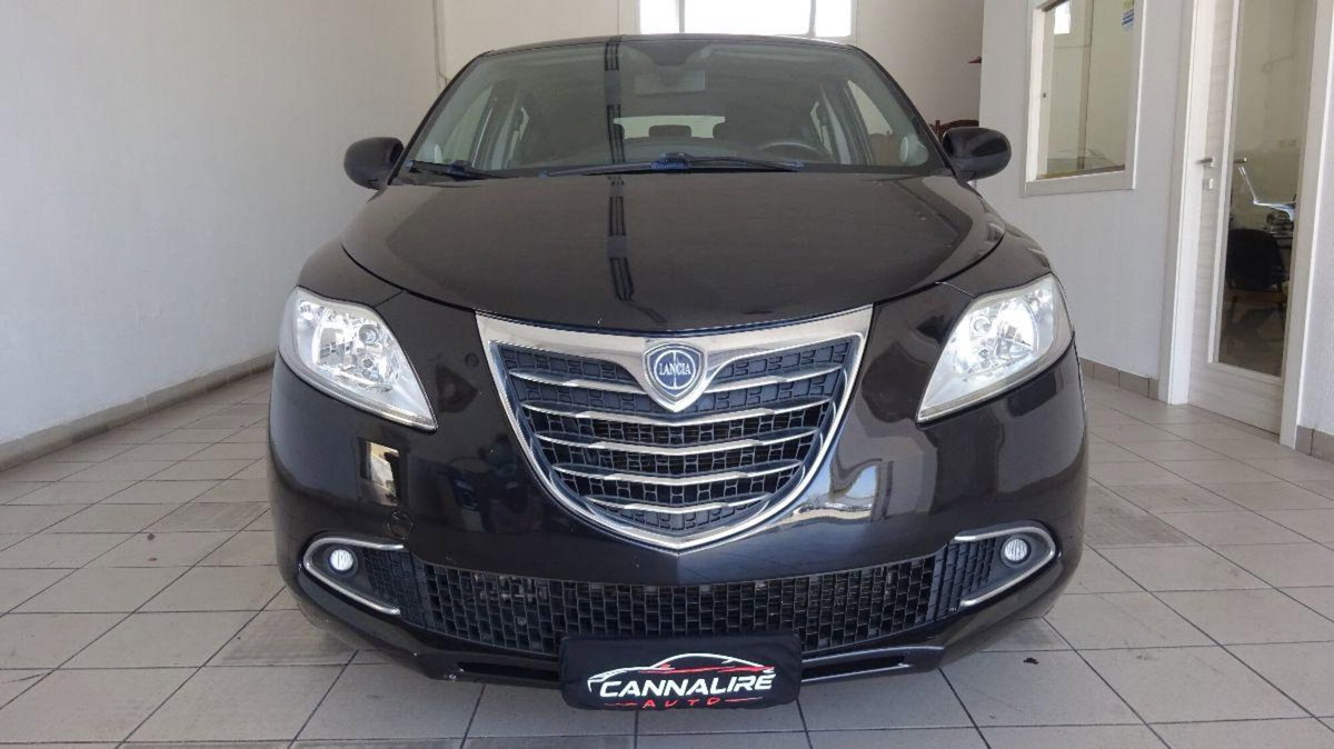 Lancia Ypsilon 1.3 MJT 16V 95 CV 5 porte S&S Silver (2)