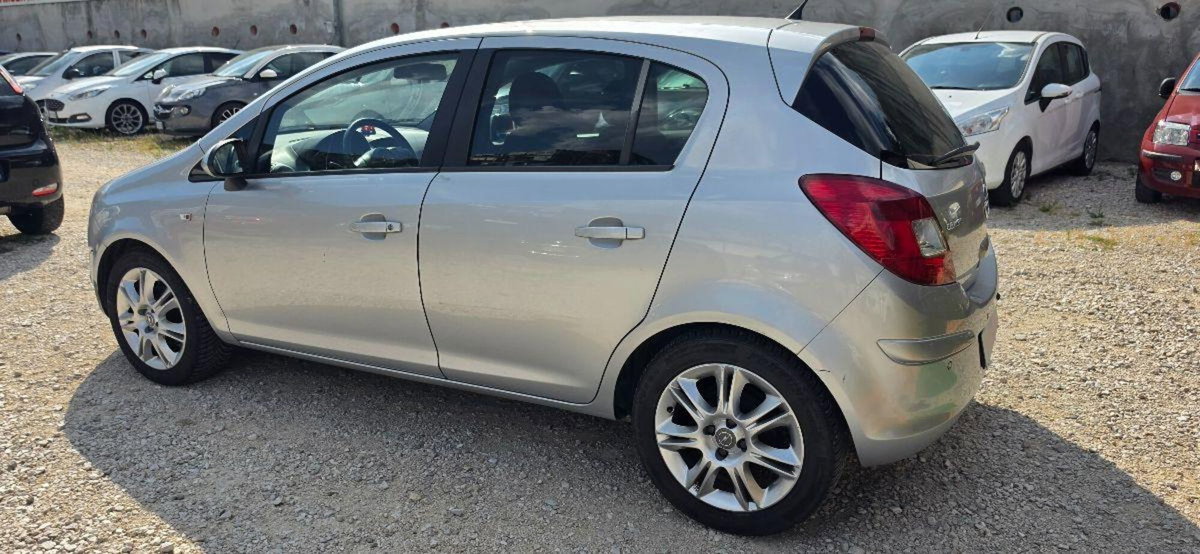 Opel Corsa 1.2 85CV 3 porte GPL-TECH Edition (4)