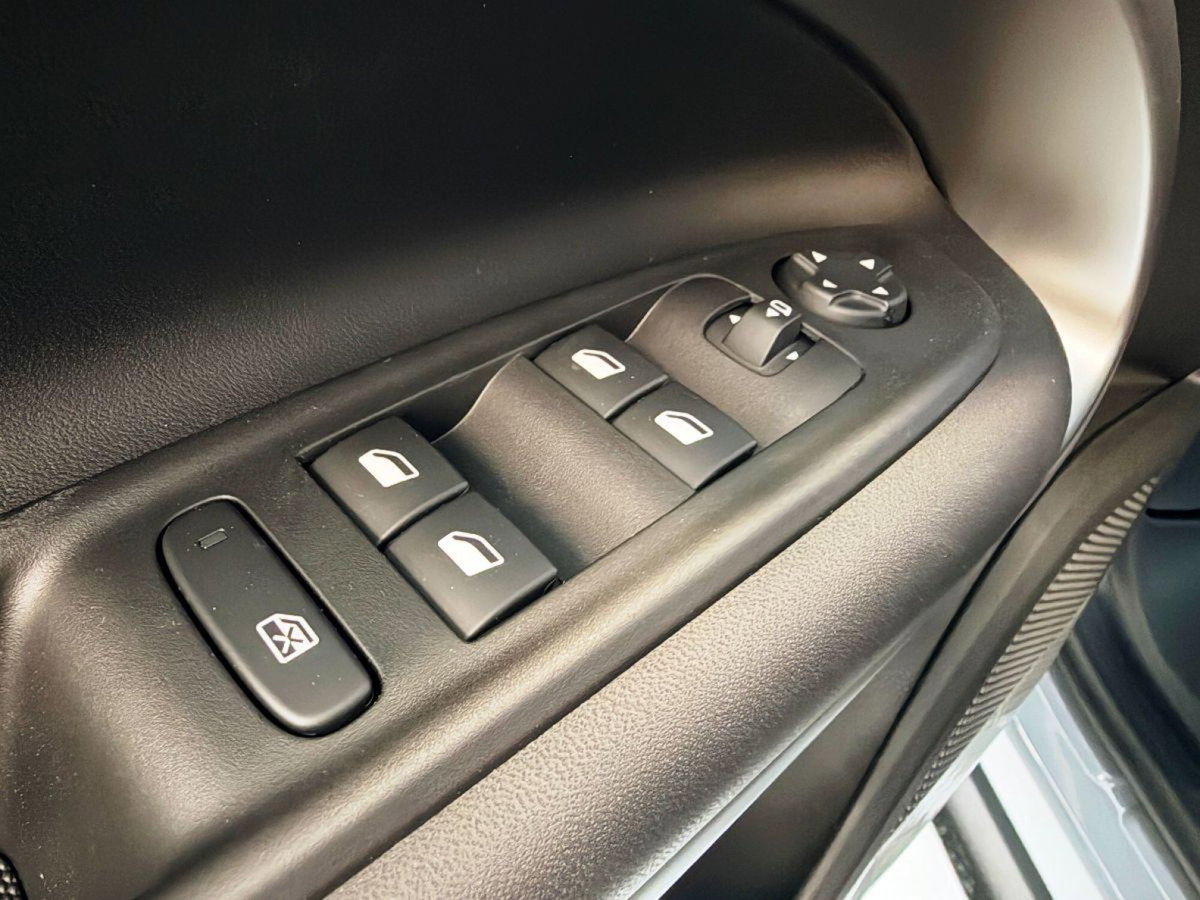 Jeep Avenger 1.2 turbo e-hybrid mhev Summit fwd 110cv edct6 (13)