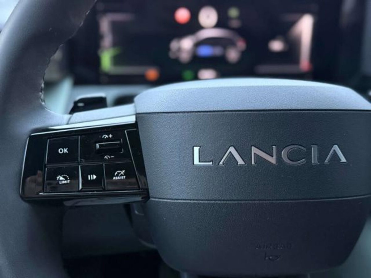 Lancia Ypsilon 1.2 mhev Edizione Limitata Cassina e-dct (10)