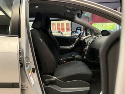 Toyota Yaris 1.0 5 porte Sol (11)